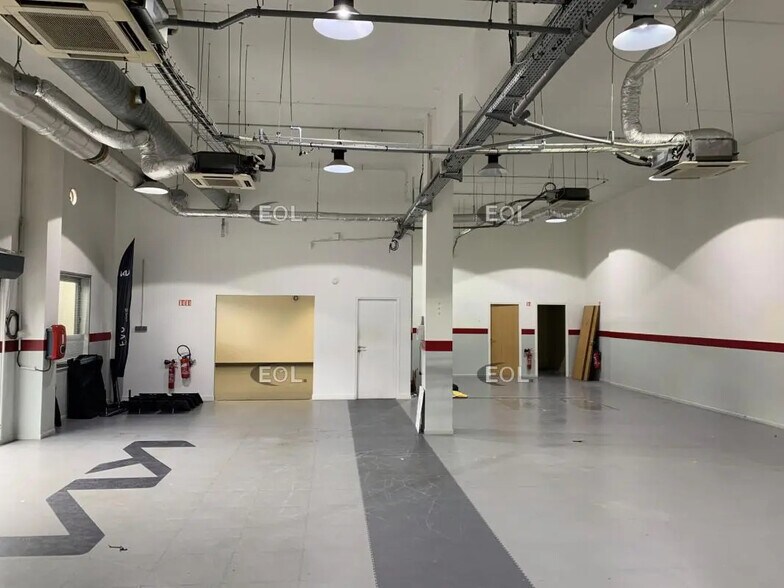 Flex in Nanterre for lease - Building Photo - Image 2 of 9