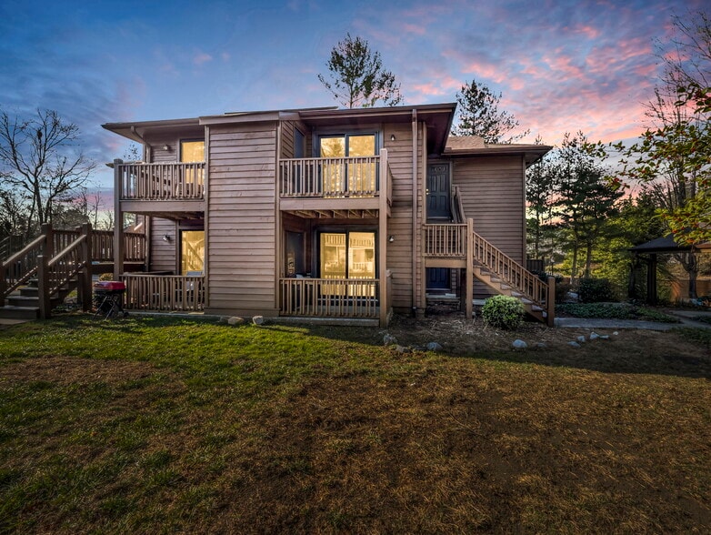 520 Courtwood Ln, Hendersonville, NC à vendre - Photo du bâtiment - Image 1 de 28