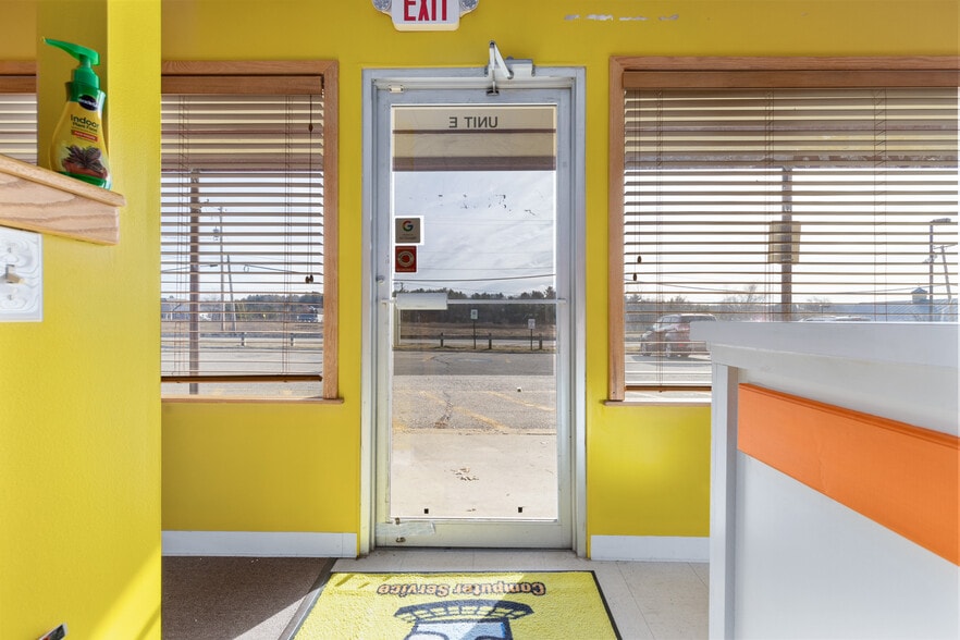 11 Tracy Ln, Hudson, NH for sale - Building Photo - Image 3 of 15