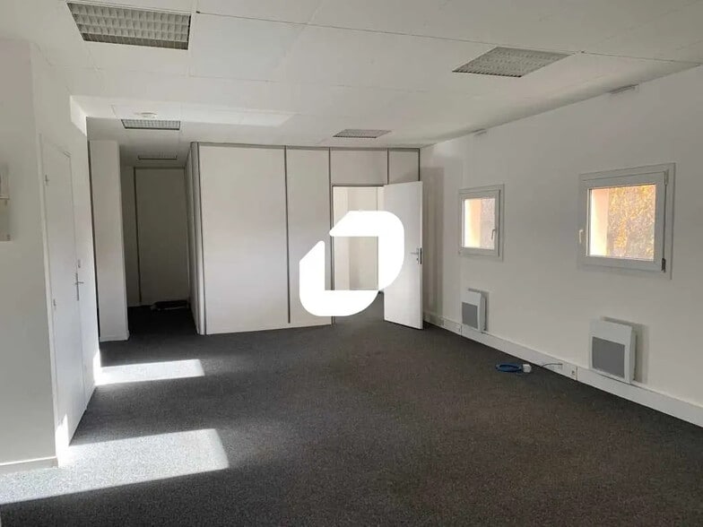 Office in Saint-Germain-en-Laye for lease - Interior Photo - Image 2 of 9