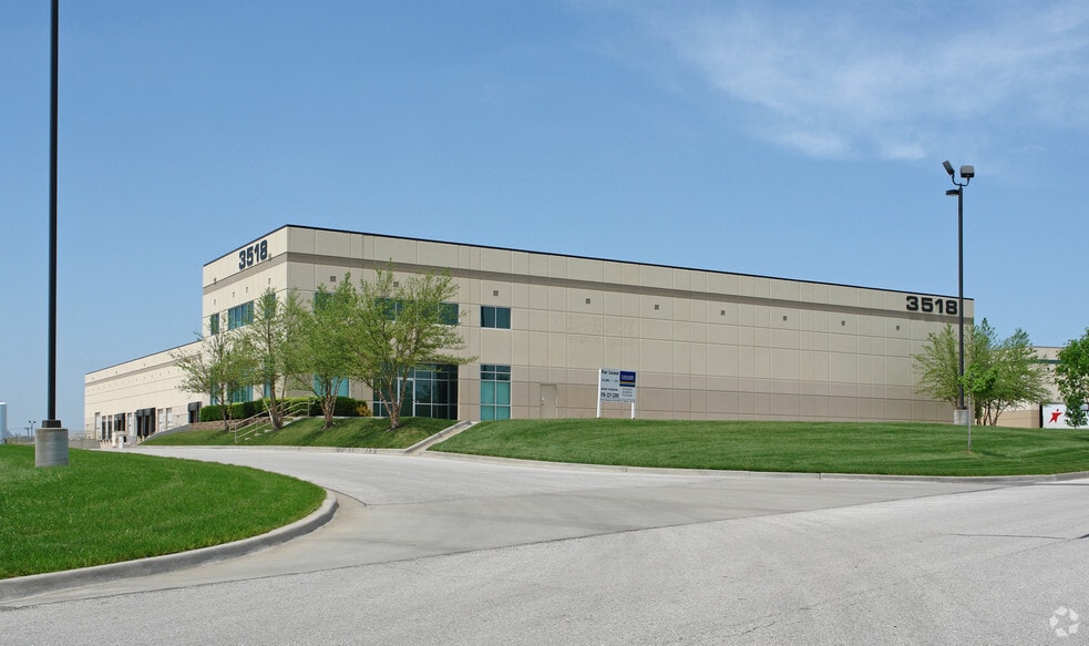 3518-3522 Enterprise Dr, Kansas City, MO for lease - Building Photo - Image 3 of 7