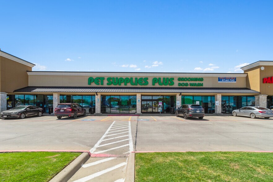 910-1012 S Crowley Rd, Crowley, TX à louer - Photo du bâtiment - Image 2 de 4