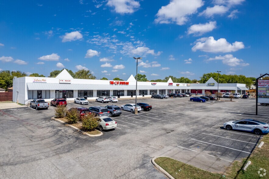 8021 FM 78, San Antonio, TX à louer - Photo du bâtiment - Image 2 de 4