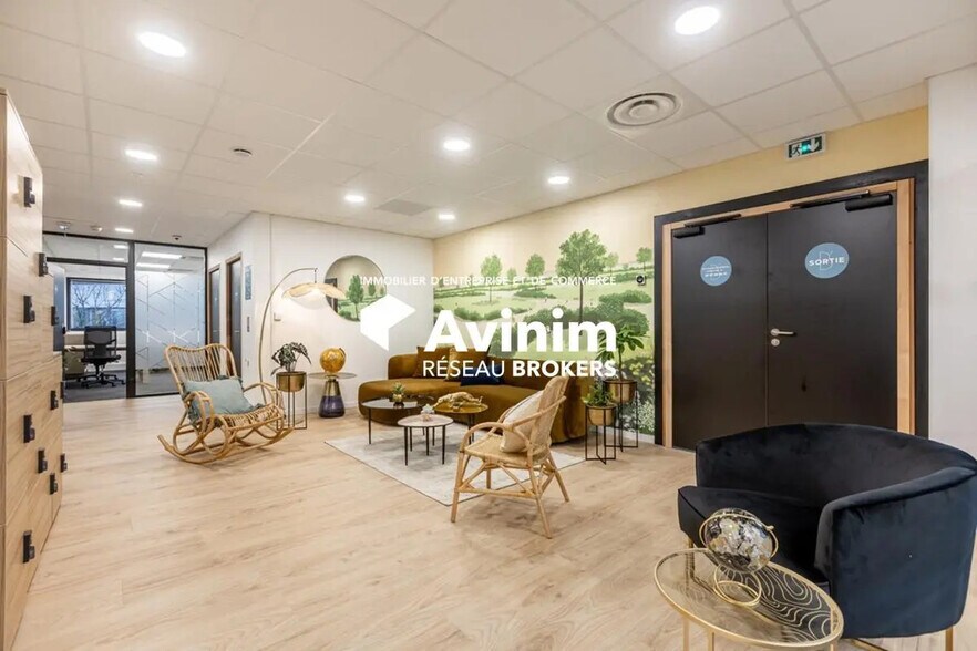 Bureau dans Élancourt à louer - Photo du bâtiment - Image 2 de 9