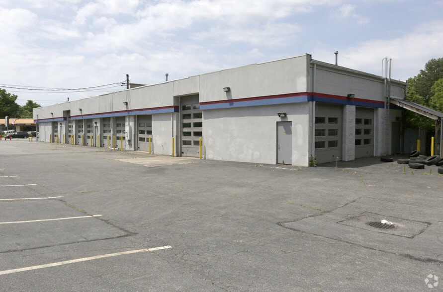 139 W Jericho Tpke, Huntington Station, NY for lease - Building Photo - Image 3 of 7