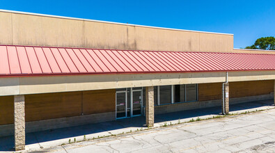 520-560 Plaza Dr, Fostoria, OH for lease Building Photo- Image 1 of 1