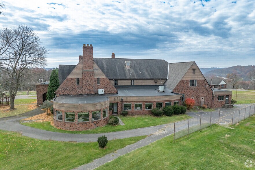 1299 Lane Ave, Natrona Heights, PA à vendre - Photo du bâtiment - Image 3 de 4