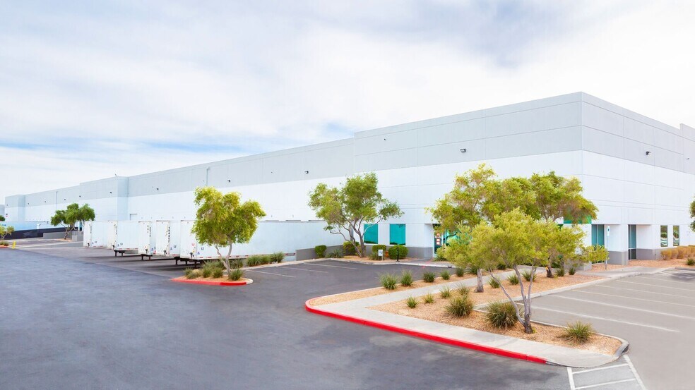 3585 E Patrick Ln, Las Vegas, NV à louer - Photo du bâtiment - Image 2 de 3