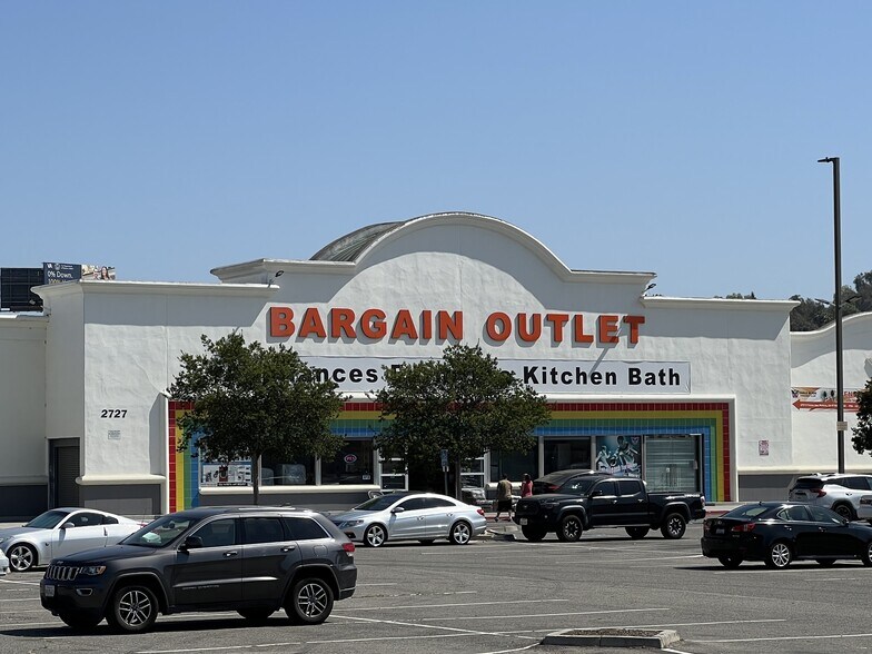 2707-2735 S Towne Ave, Pomona, CA à louer - Photo du bâtiment - Image 2 de 10