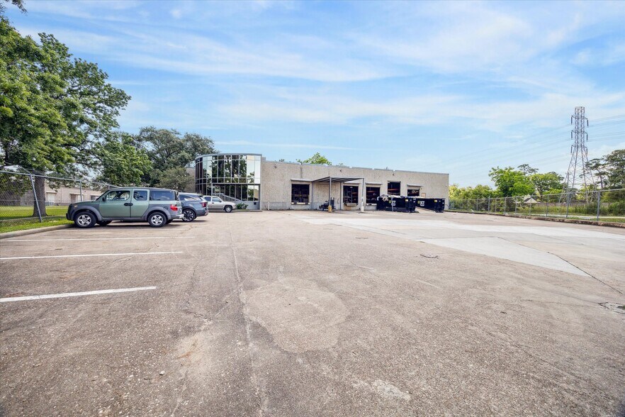 447 W 38th St, Houston, TX à louer - Photo du bâtiment - Image 2 de 11