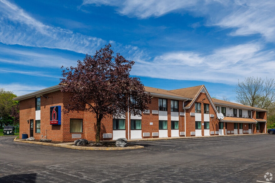 Motel 6 / Studio 6 Suites portefeuille de 2 propriétés à vendre sur LoopNet.ca - Photo principale - Image 2 de 21