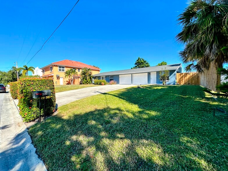 2131 Montclair Dr, Sarasota, FL for sale - Building Photo - Image 1 of 8