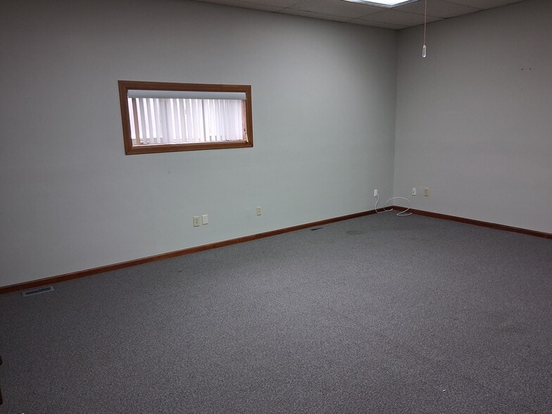 1370 N Fairfield Rd, Beavercreek, OH for lease - Interior Photo - Image 3 of 7