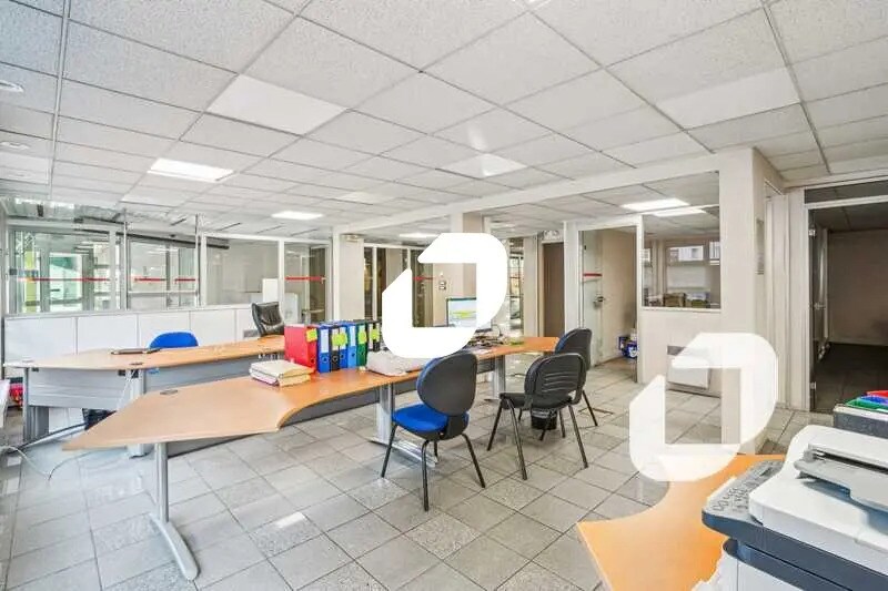 Bureau dans Ivry-sur-Seine à louer - Photo du bâtiment - Image 3 de 9