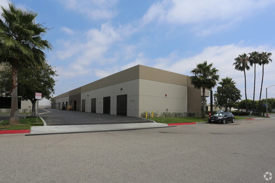 307 W Taft Ave, Orange, CA à louer - Photo du bâtiment - Image 3 de 3