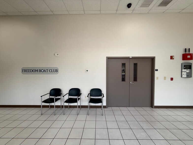 897 E Venice Ave, Venice, FL à louer - Photo du bâtiment - Image 3 de 19