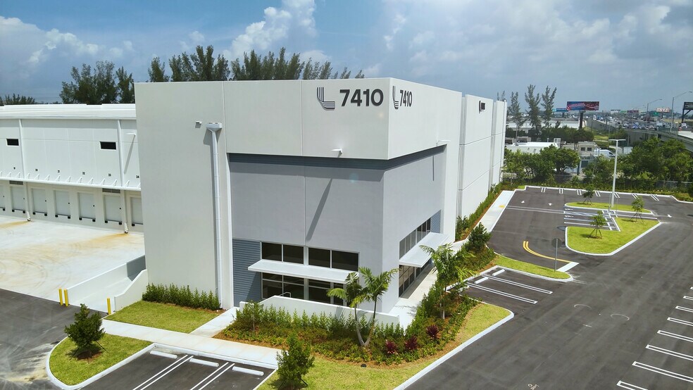 7400 NW 79th Ave, Medley, FL à louer - Photo du bâtiment - Image 1 de 14