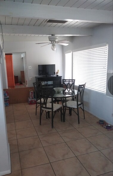 571 Desert Way, Palm Springs, CA à vendre - Photo intérieure - Image 3 de 9