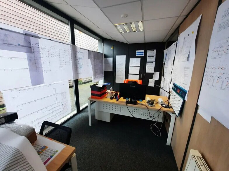 Office in Le Petit-Quevilly for lease - Interior Photo - Image 3 of 11