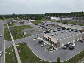 220 Main St, Loyalist ON - Restaurant avec service au volant