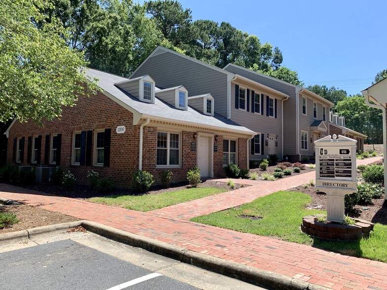 1829 E Franklin St, Chapel Hill, NC à vendre - Photo du bâtiment - Image 1 de 1