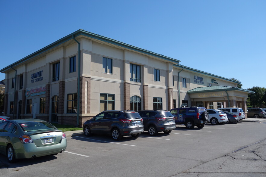 1741 NE Douglas St, Lees Summit, MO for lease - Building Photo - Image 1 of 1