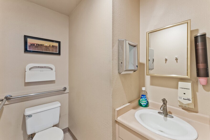 64 Penny Ln, Watsonville, CA à vendre - Photo du bâtiment - Image 3 de 21