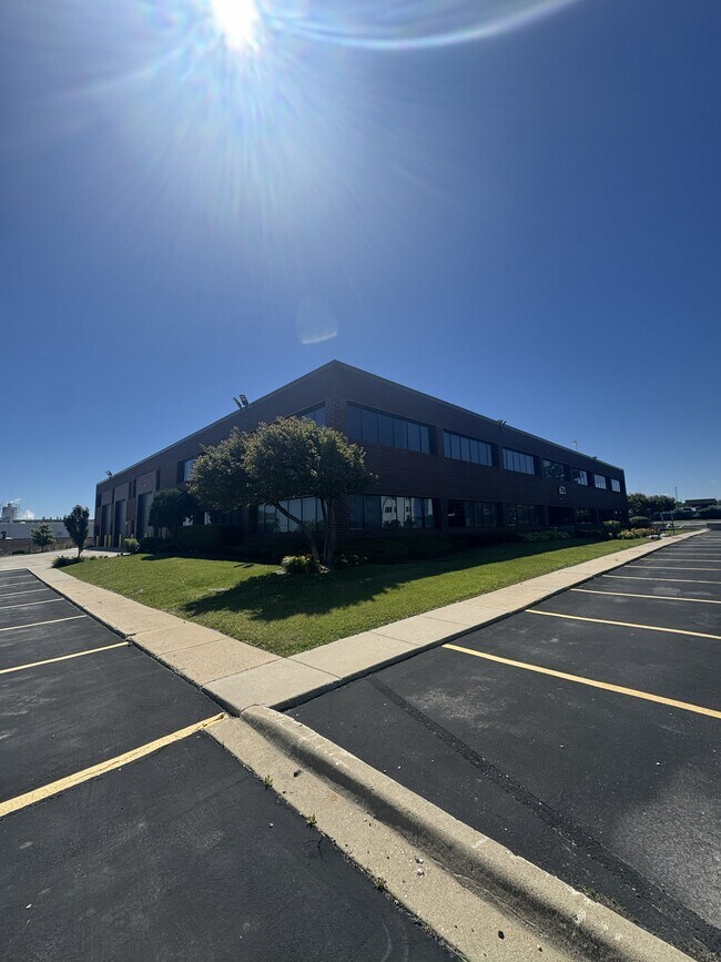 Plus de détails pour 621 Busse Rd, Bensenville, IL - Industriel à louer