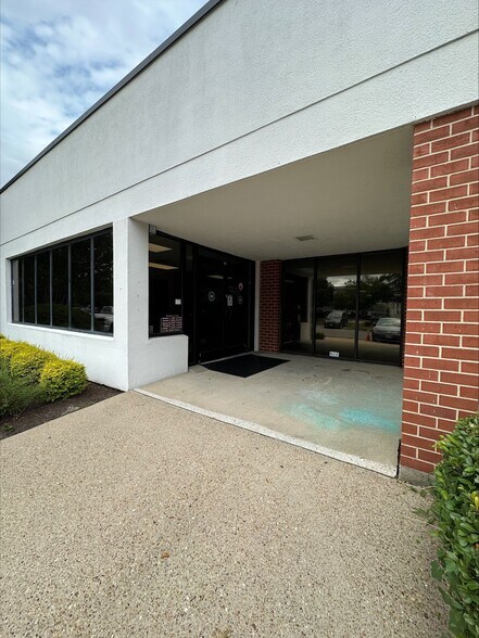 2500 Almeda Ave, Norfolk, VA à louer - Photo du bâtiment - Image 2 de 8