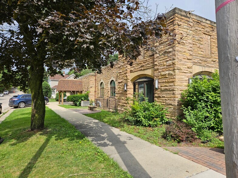 251 N Center St, Joliet, IL for sale - Primary Photo - Image 1 of 28