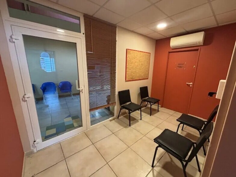 Office in Lunel for lease - Lobby - Image 2 of 6