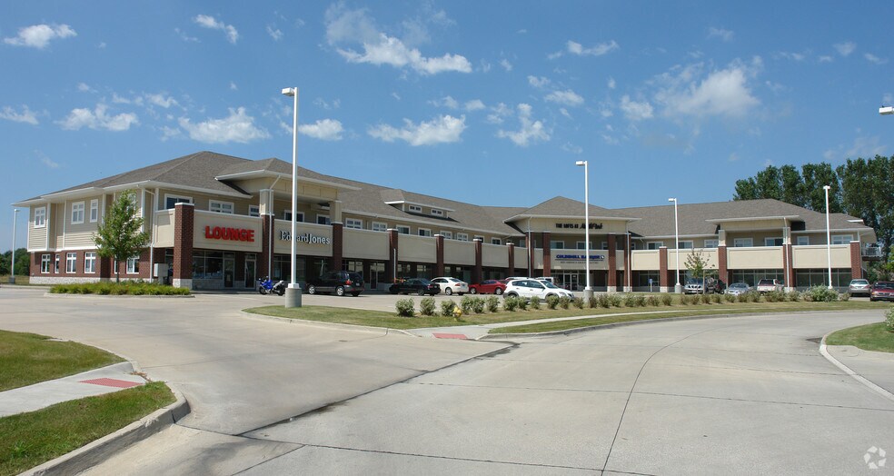 8825-8843 Northpark Dr, Johnston, IA à louer - Photo du bâtiment - Image 1 de 4