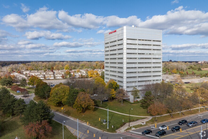 18000 W Nine Mile Rd, Southfield, MI à louer - Photo du bâtiment - Image 2 de 6