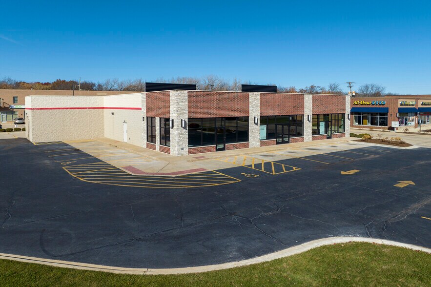 2151 Sycamore Rd, Dekalb, IL à louer - Photo du bâtiment - Image 2 de 9