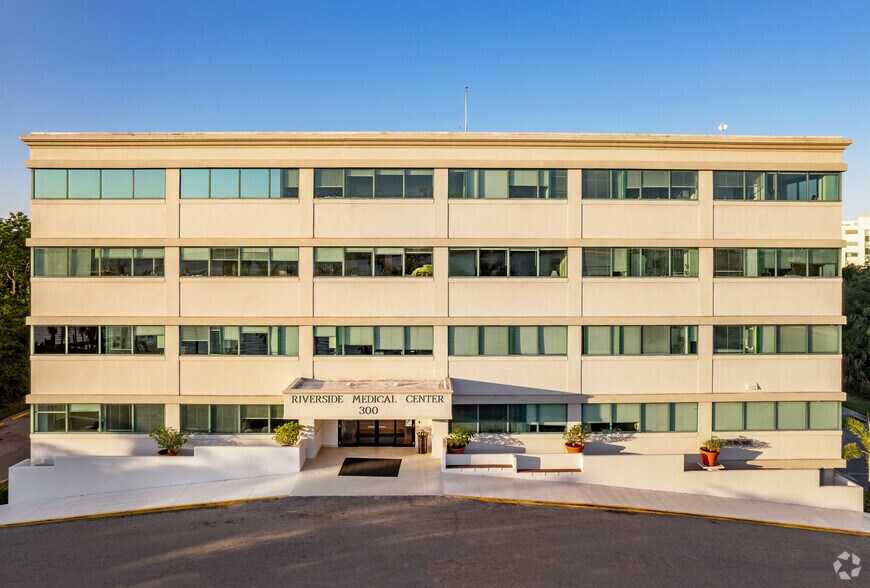 300 Riverside Dr E, Bradenton, FL à louer - Photo du bâtiment - Image 3 de 6