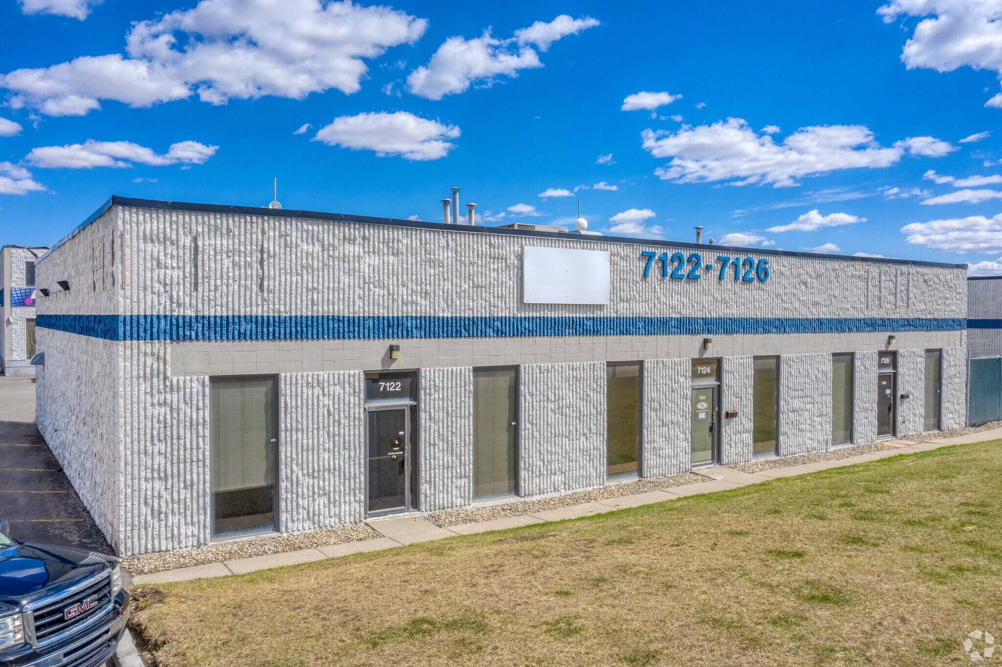 7122-7126 Barlow Trl SE, Calgary, AB for sale Primary Photo- Image 1 of 1