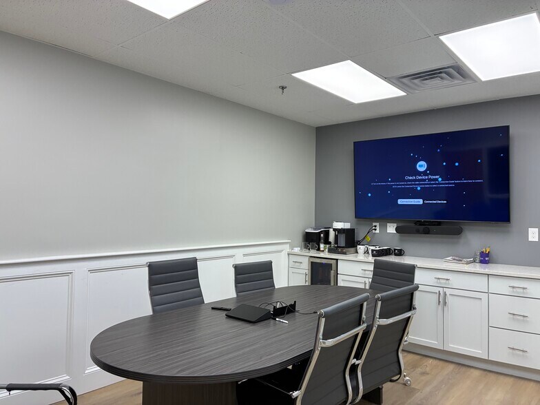 25 Lindeman Dr, Trumbull, CT à louer - Photo du bâtiment - Image 3 de 12