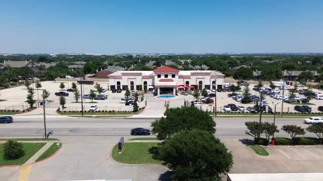 1300 N Main St, Euless, TX à vendre - Vidéo sur l’inscription commerciale - Image 3 de 11