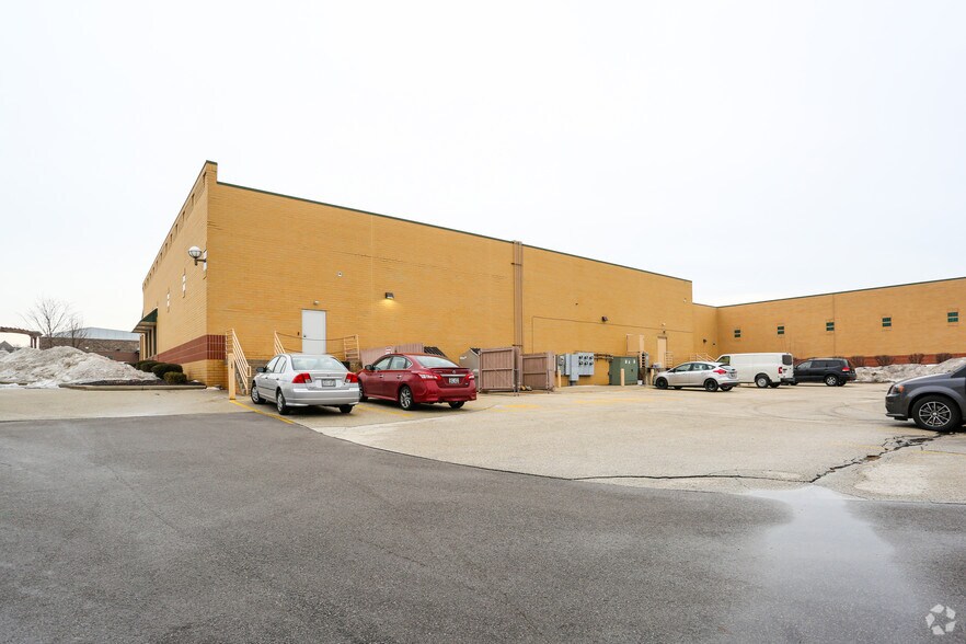 17295 W Capitol Dr, Brookfield, WI à louer - Photo du bâtiment - Image 3 de 12