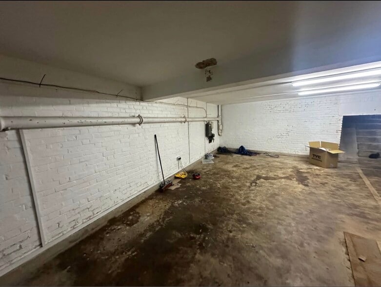 70 High St, West Drayton for lease - Interior Photo - Image 3 of 5