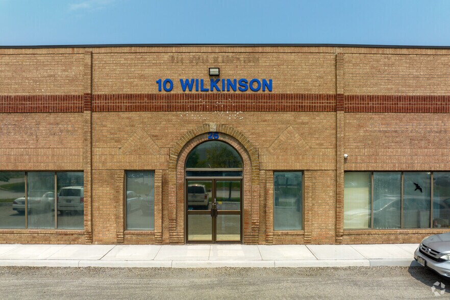 10 Wilkinson Rd, Brampton, ON à louer - Photo du bâtiment - Image 3 de 5