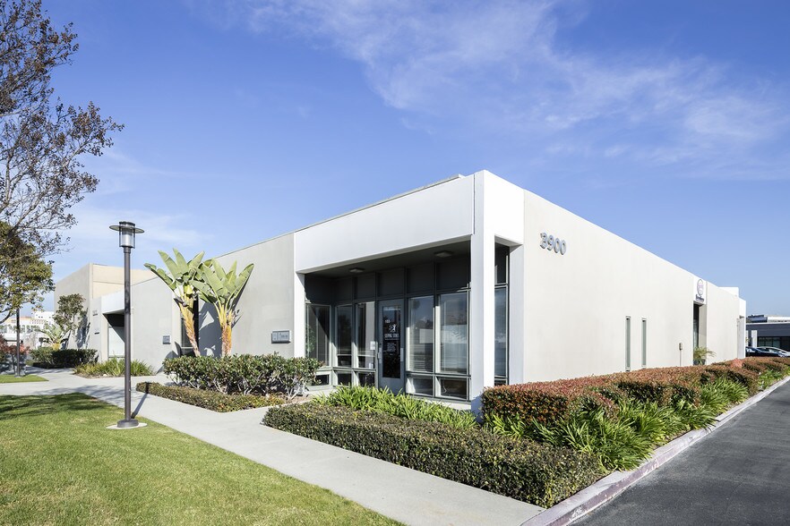 3900 Birch St, Newport Beach, CA à louer - Photo du bâtiment - Image 1 de 6