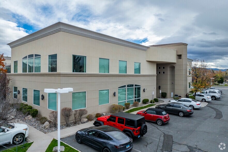 575 Double Eagle Ct, Reno, NV à vendre - Photo du bâtiment - Image 2 de 4