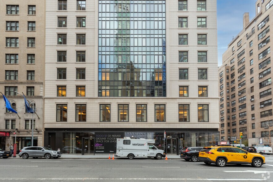 685 Lexington Ave, New York, NY à louer - Photo du bâtiment - Image 3 de 6