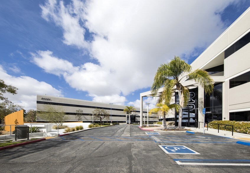 21061 S Western Ave, Torrance, CA à louer - Photo du bâtiment - Image 2 de 16