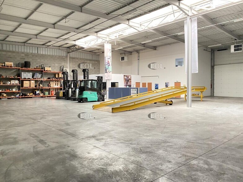 Industrial in Saint-Priest for lease - Interior Photo - Image 3 of 11