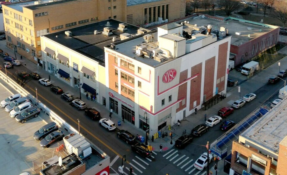 6947 Austin St, Forest Hills, NY à louer - Photo du bâtiment - Image 3 de 12