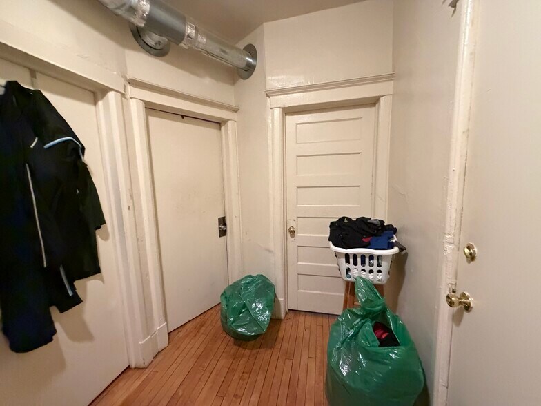1328 W Greenfield Ave, Milwaukee, WI à vendre - Photo du bâtiment - Image 3 de 7