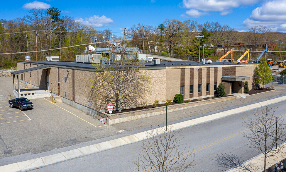 151 Field St, Torrington, CT à vendre - Photo principale - Image 1 de 4