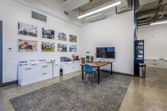 2744 E 11th St, Oakland, CA à louer Photo intérieure- Image 1 de 3